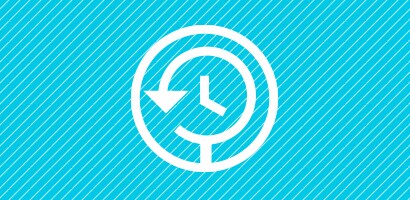 Symbol eines Stethoskops mit Uhrzeigern und einem gegen den Uhrzeigersinn drehendem Pfeil in Weiß vor einem türkisen Hintergrund.
