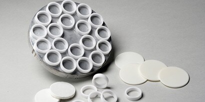 Keramikringe auf einer Metallplatte verklebt
