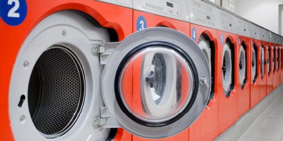 Waschmaschinen mit Glastüren in einem Waschsalon
