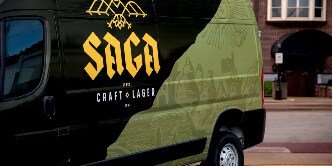 3M Envision Print Wrap Folie auf einem schwarz-grünen Transporter

