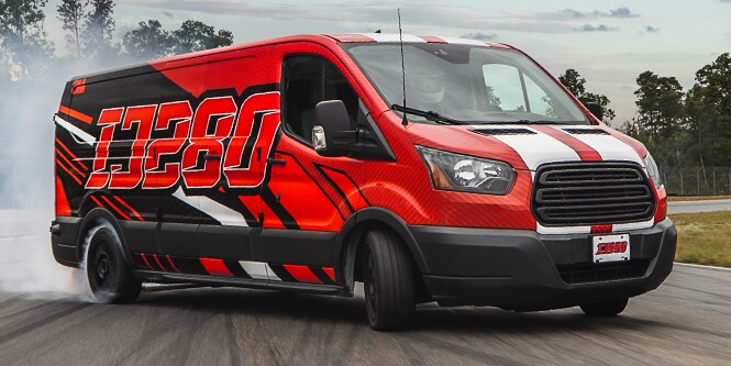 Rotes Fahrzeug mit 3M Print Wrap Folie IJ280
