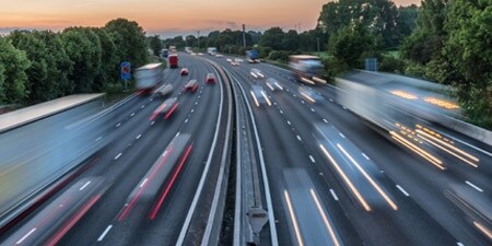 Autobahn mit Straßenmarkierungen
