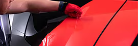 Detailaufnahme eines Autofolierers, der die Folie mit 3M™ Knifeless Tape anbringt.
