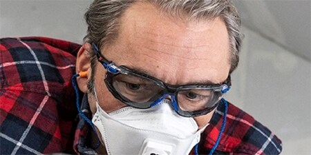  Ein Mann trägt 3M Augenschutz beim Heimwerken
