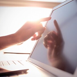 Ein Laptop mit Touchscreen im Einsatz