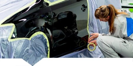Auto, das zur Vorbereitung der Karosseriereparatur abgedeckt wird
