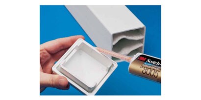 3M™ Scotch-Weld™ Geruchsarmer Acrylatklebstoff DP8805NS beim Auftrag auf ein Objekt
